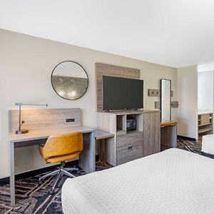 Queen Room Two Queen Beds Pet-Friendly or Non-Smoking